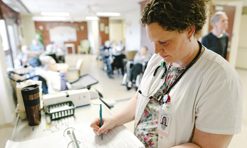 Un infirmière qui écrit dans un cahier de travail