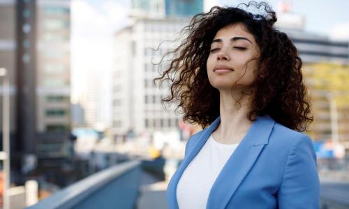 Femme respirant sur le toit d'un immeuble dans un environnement urbain