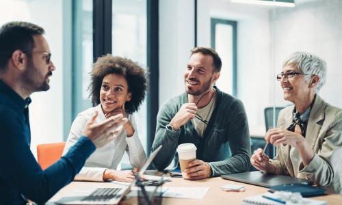 Équipe discutant dans une salle de travail